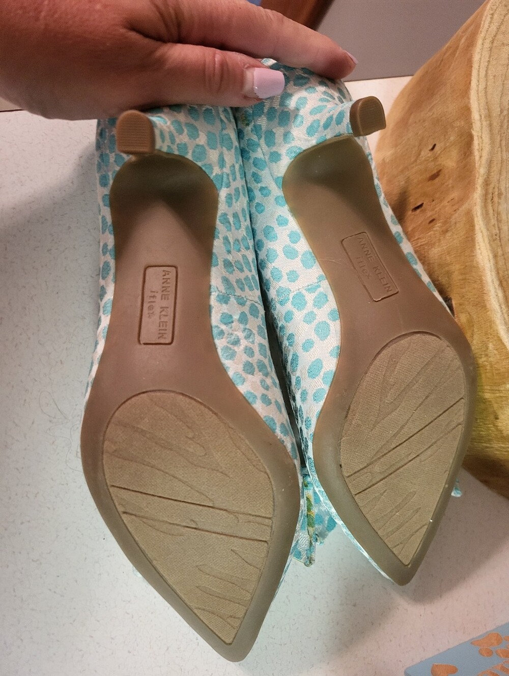 NEW ANNE KLEIN WHITE BLUE DOTS KITTEN HEEL COMFORT PUMPS SIZE 8 M - Picture 7 of 7